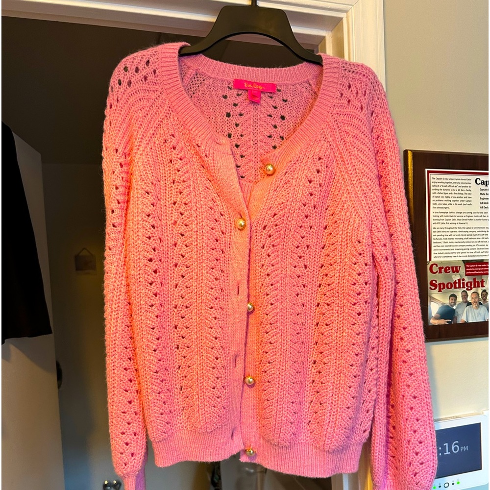 Gorgeous sweater and tank crop top with pearl like buttons.